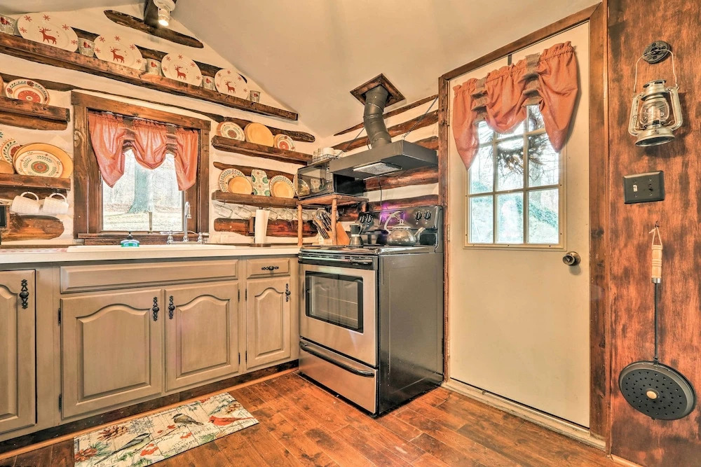 Macungie Cabin w/ Fireplace Near Bear Creek Skiing