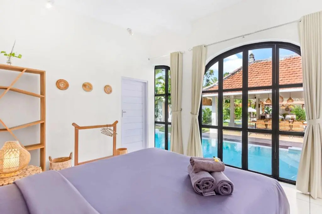 Villa Cologne - 6 BDR Villa, 2 Private Pools & Huge Garden, Walk to the Beach