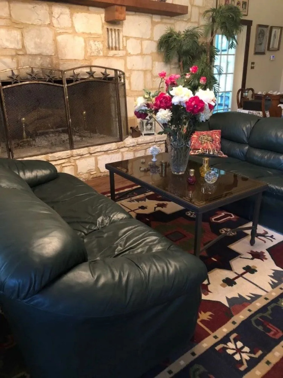 Twelve Oaks Hill Country Inn