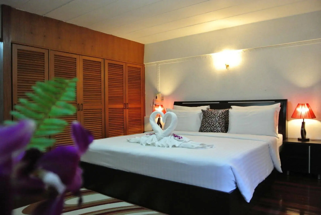 Karon Sunshine Guesthouse & Bar