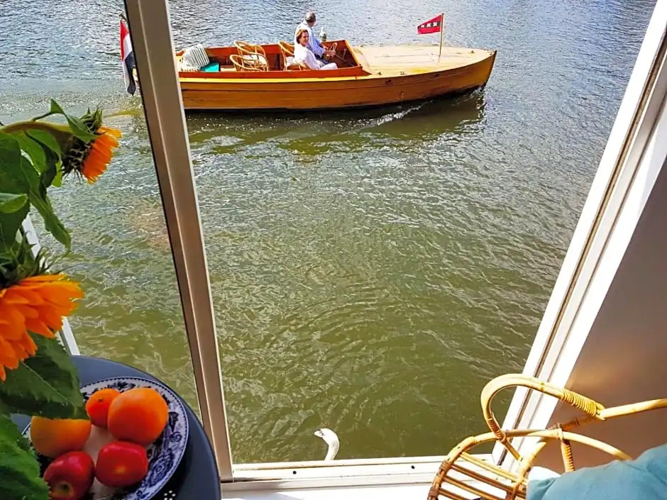 Houseboat Concordia B&B