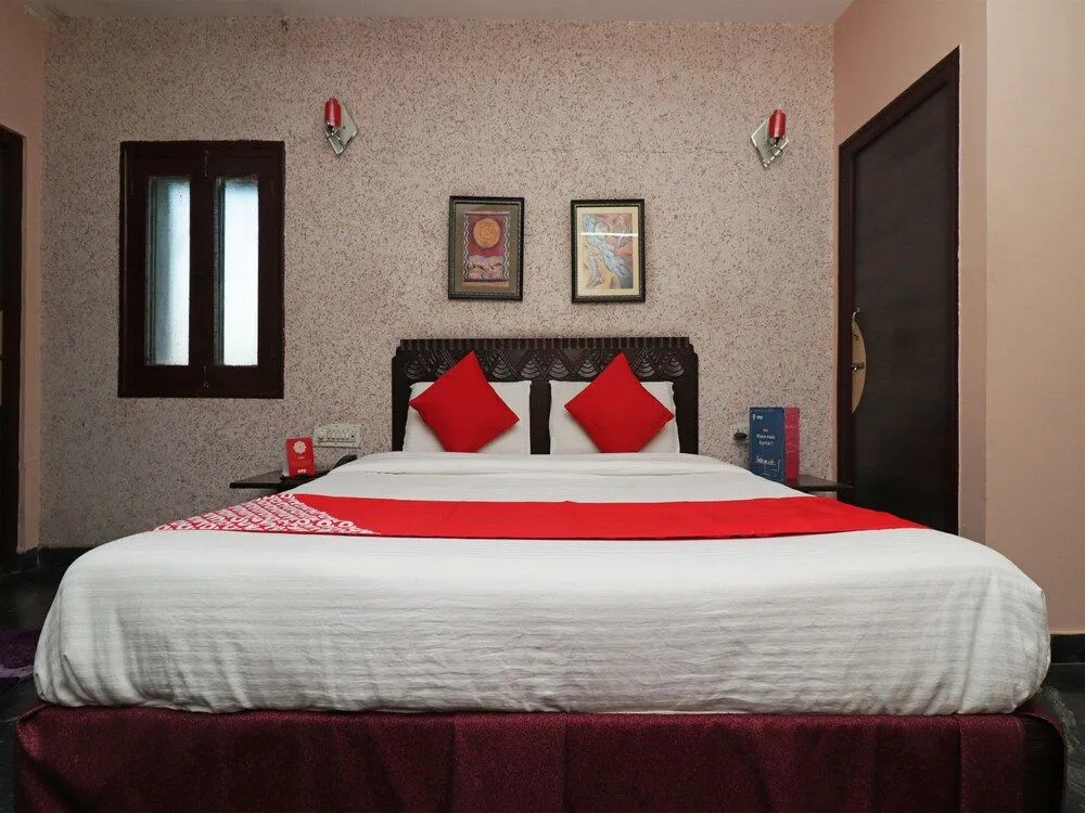 OYO 28336 Hotel Girish