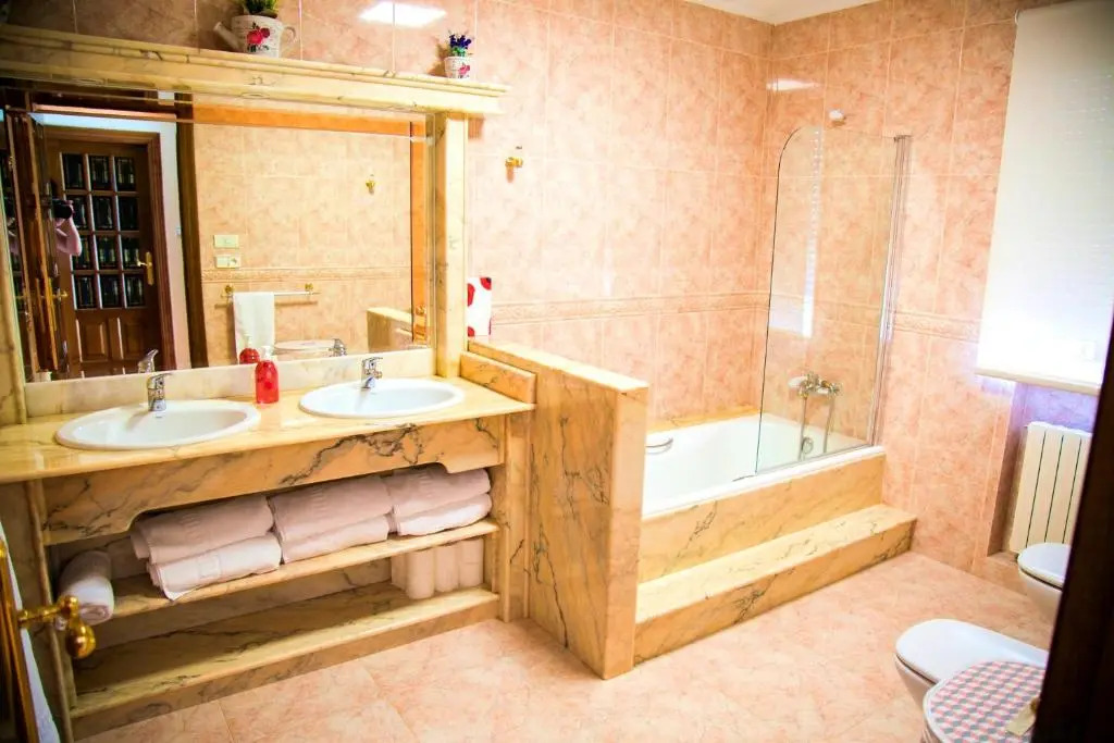House with 4 bedrooms in Cuntis with wonderful mountain view private pool enclosed garden 18 km from the beach