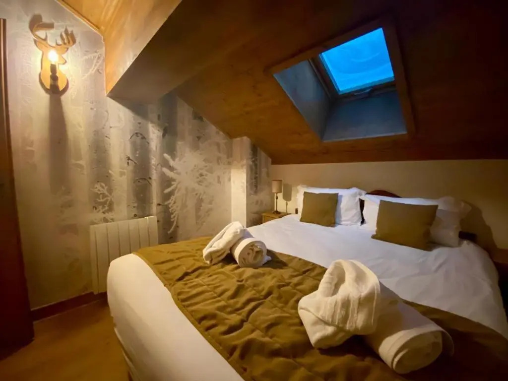Stunning Mountain Views & Fireplace - 2 Bed, sleeps 8, Top Floor Duplex Apartment, Arc 1950