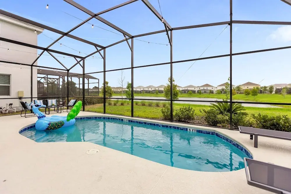 Upstay - Karaoke Mansion w Pool Cinema Themed Rooms
