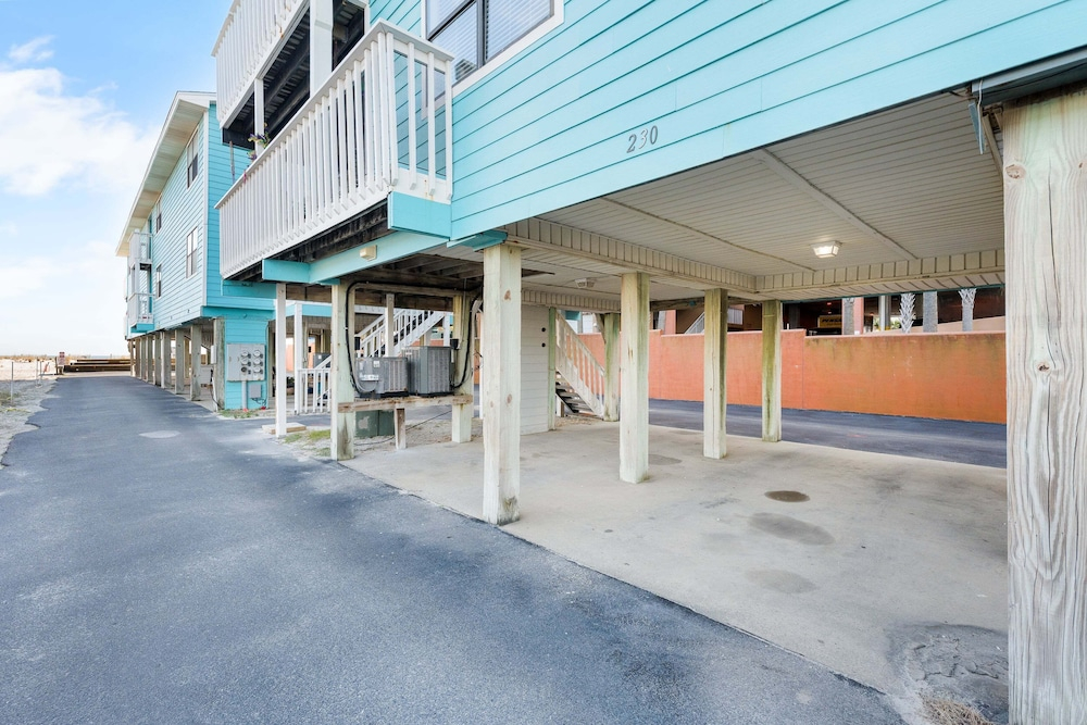 Lani Kai 230 Gulf Coast Condo. Walk to Beach + Pools + Balcony Views!