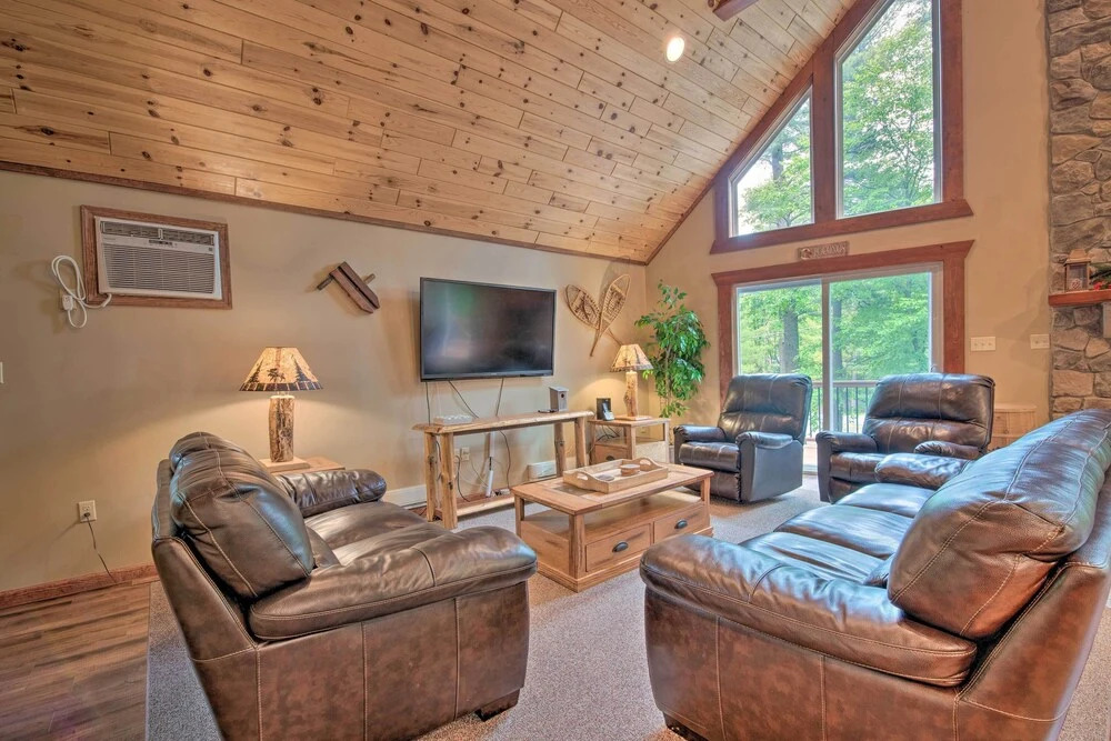 2 Mi to Lake Harmony: Gem w/ Game Room & Deck