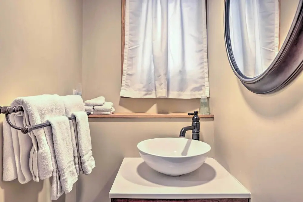 Steps to Beach! Dog-friendly Suttons Bay Cottage