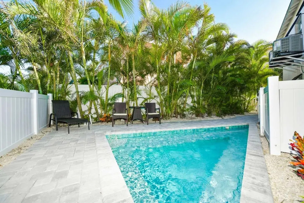 Sea Breeze - Pet Friendly, Located in Siesta Key Village, Steps to Siesta Key Beach