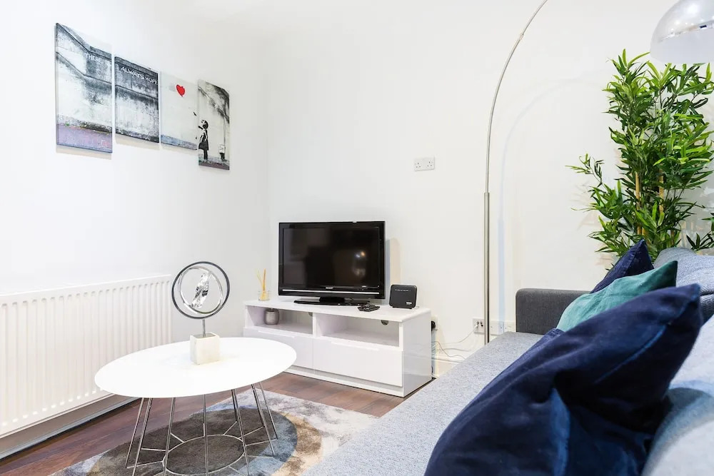 Chic Three Bed Shoreditch Gem Sleeps 8 A4