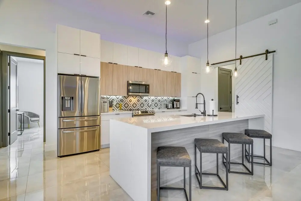 Pool & Outdoor Kitchen: Waterfront Cape Coral Home