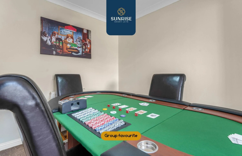 The Townhouse - 4 Rooms Large Beds with TV's, Poker Table, Fully Equipped, Easy Ring-Road Access