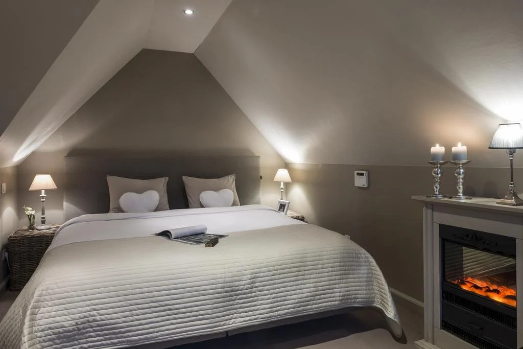 Casa-Cosi, tourist & business suites & flats with reserved parking and private terraces in shared garden with seasonal pool included, private sauna available