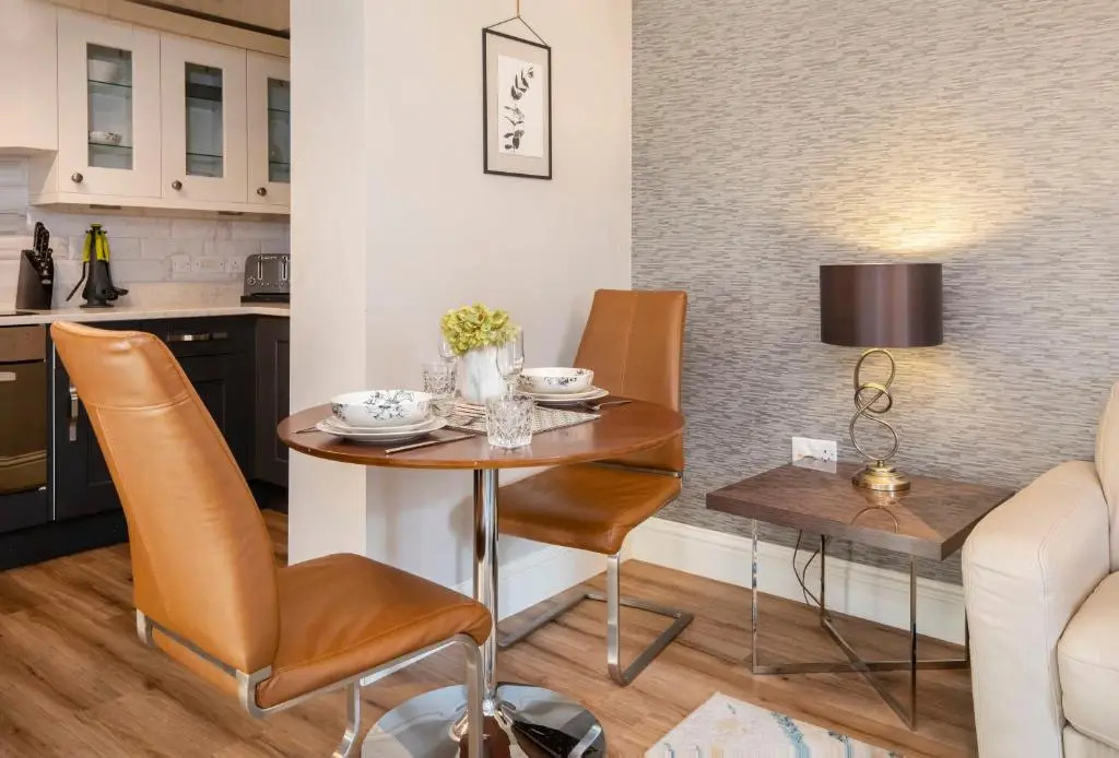 8 Blue Bridge- Elegant and Luxurious 1 Bedroom Apt- Free Parking