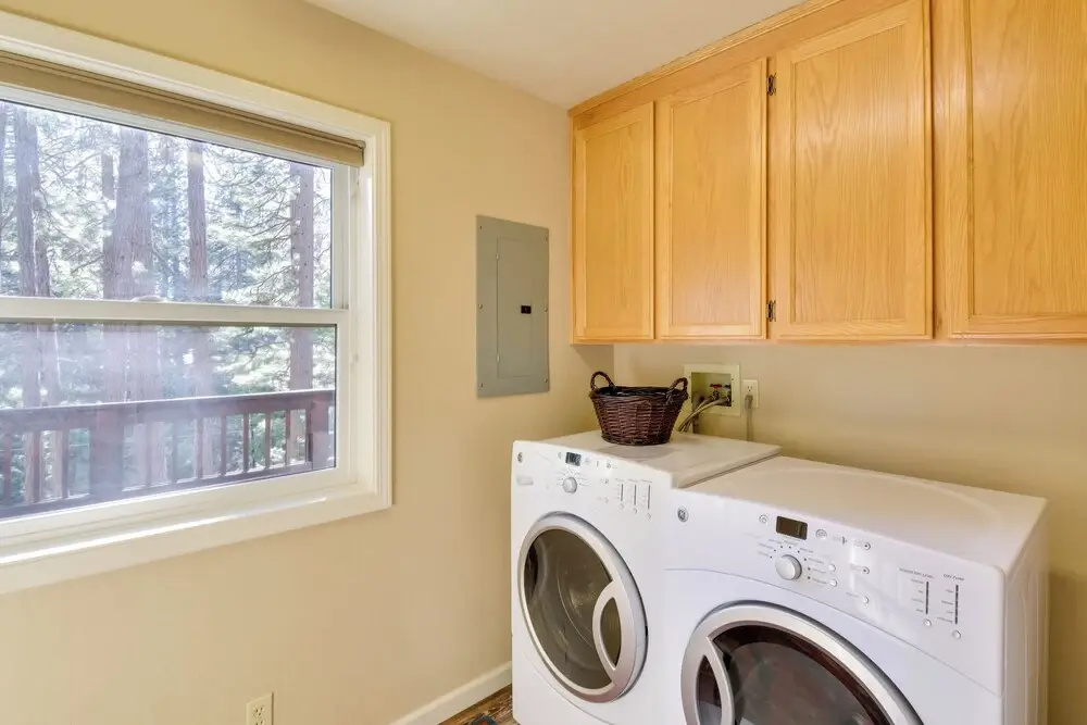 Hot Tub + Pool Table: Cabin Near Calaveras Park!