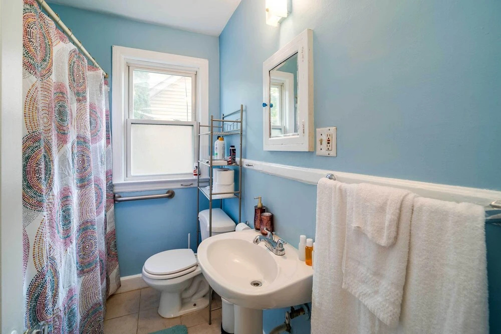 Ferndale Apartment w/ Yard - Near the Detroit Zoo!