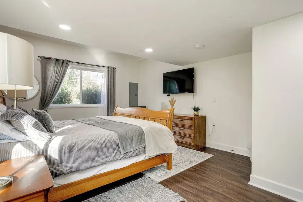 Deck + Game Room: Redmond Home ~ 17 Mi to Seattle
