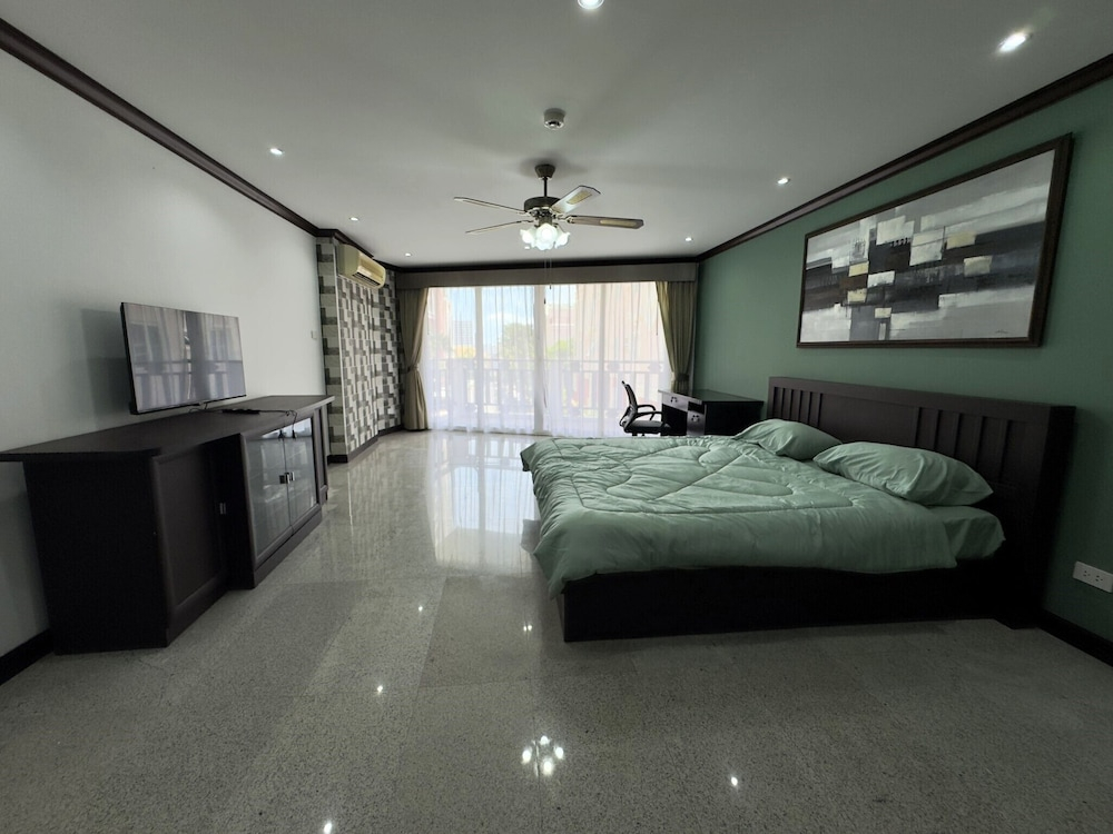 Spacious 2BR Condo - 3 Balconies & Green Views