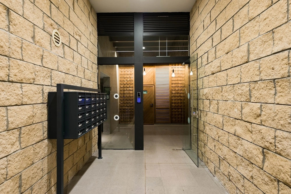 Contemporary & Texture-Rich Hideaway