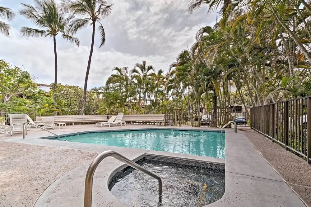 Kailua-kona Condo w/ Lanai, Walk to Beach + Pier!