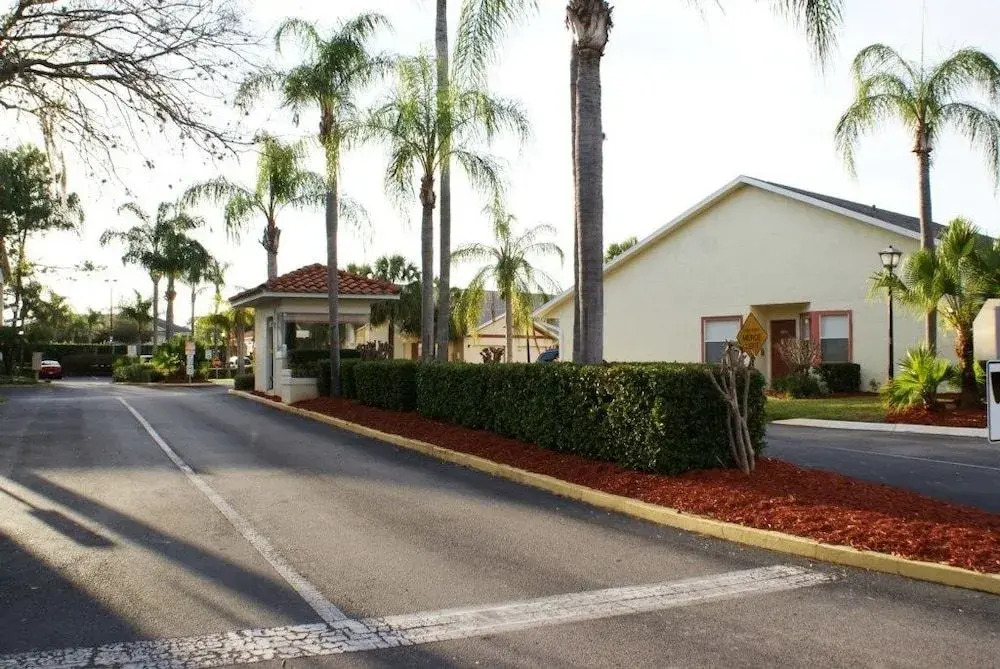 Beautiful Condo with Community Pool - 3 Br Condo