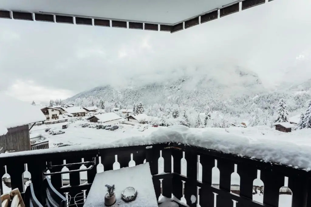 Furnished studio with mountain views next to the Chattrix chairlift Rated 1