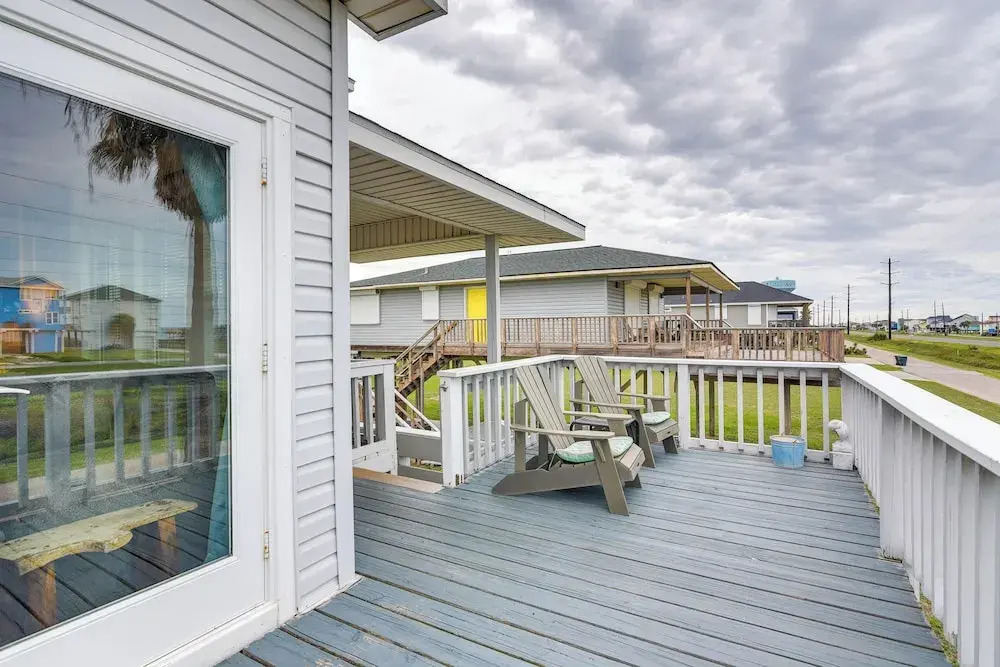 Pet-friendly Condo w/ Seasonal Pool in Galveston!