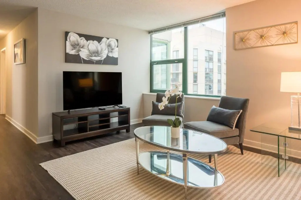 3BR 2BA Captivating Penthouse with Views Pool & Gym