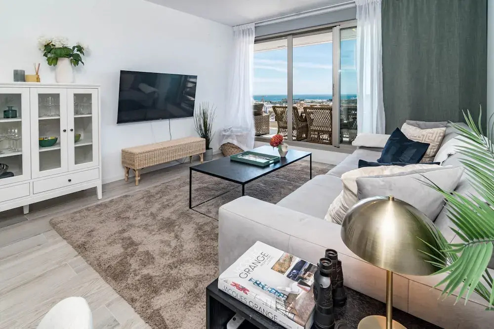 OV2 1B - Bright and Modern 3 Bedroom Apartment