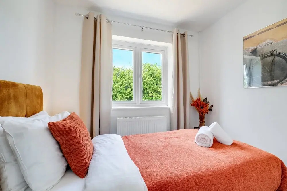 Sharp Close 4 Bedroom 2 Bath - Aylesbury