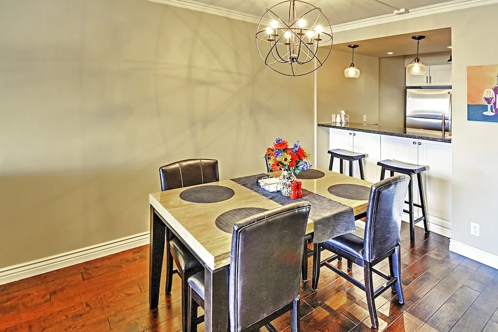 < 1 Mi to Old Town! Couples Haven w/ Pool Access