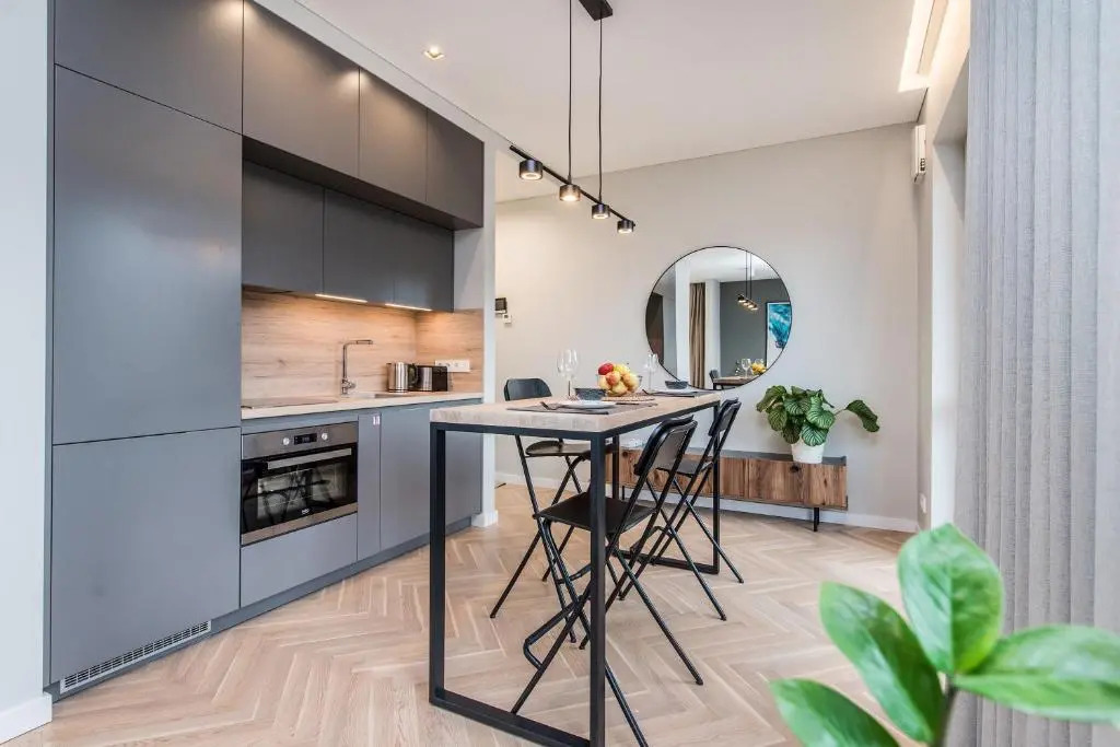 Trendy APT w/Balcony & Self Check-in, By Cohost