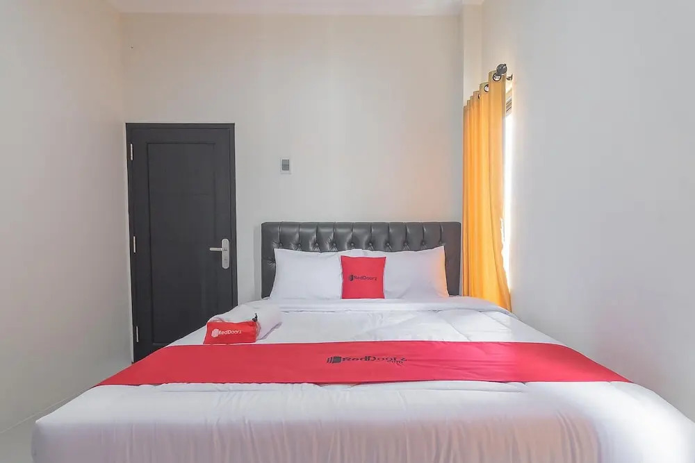 RedDoorz Plus @ Kesambi Street Cirebon