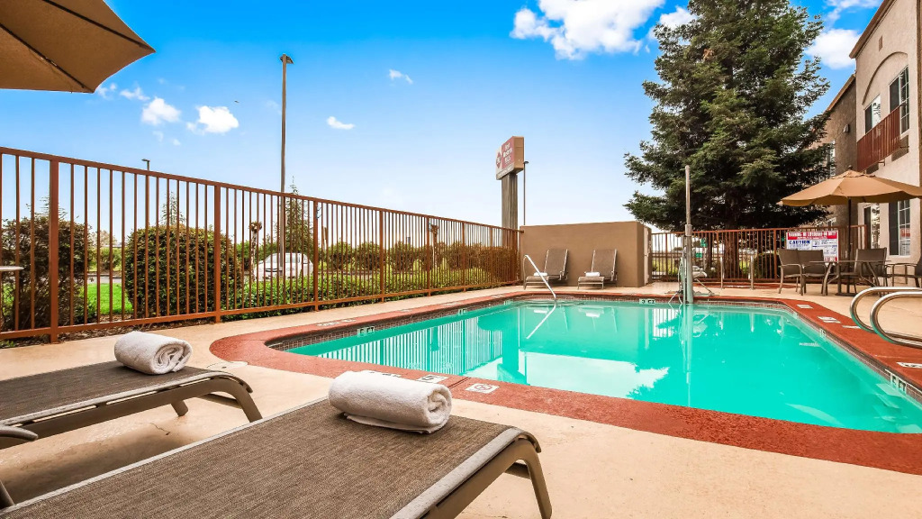 Best Western Plus Twin View Inn & Suites