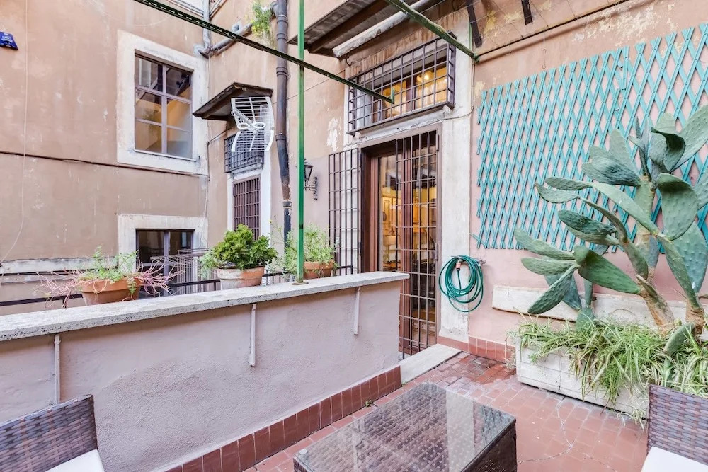 Large and Comfortable 6 Guests Flat in Trastevere