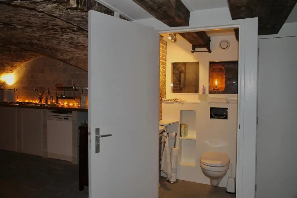 Top-notch space along canal in historic centre