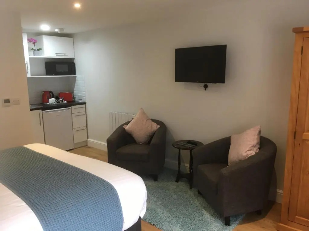 Trumbles Gatwick B&B, Peaceful Stay with Parking & Easy Airport Access