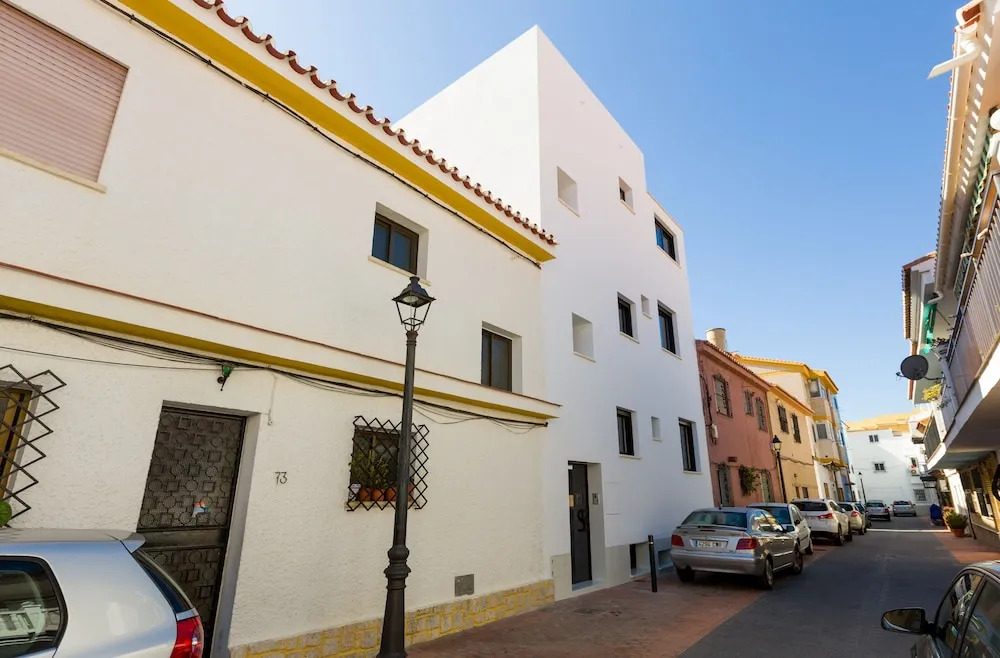 RENTHAS Calabeach Apartment