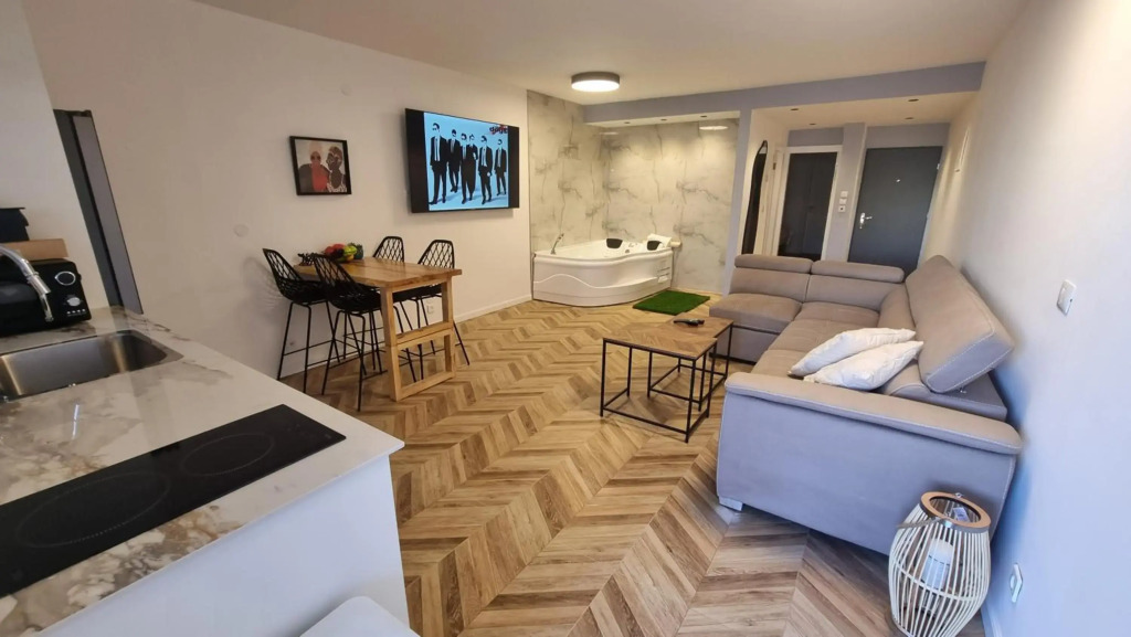 garden apartment 7 min walk to the beach