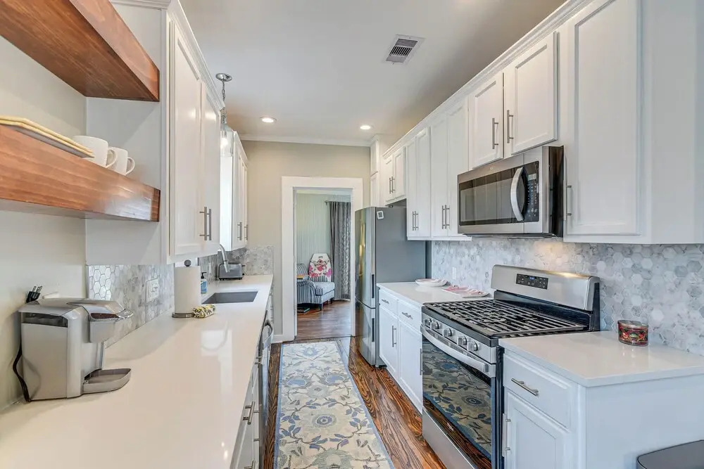 4 Mi to Moody Gardens: Sleek Home w/ Deck & Yard!