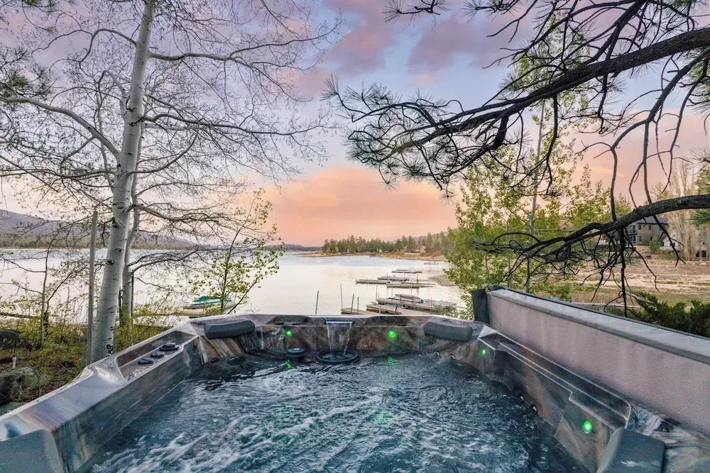 Shoreline Lakehouse by Avantstay Majestic Lakefront Cabin w/ Hot Tub & Fire Pit!