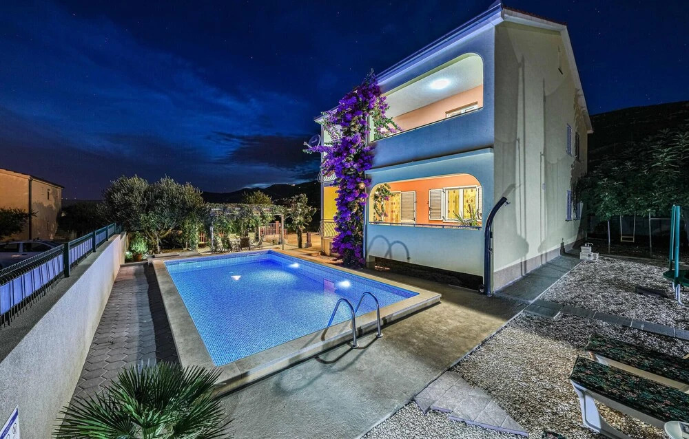 Nice Home in Kastel Luksic With Wifi and 6 Bedrooms