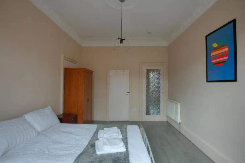 Spacious 3-Bed Apartment for Small Large Groups Close to BBC SSE Central Glasgow West End Free Parking