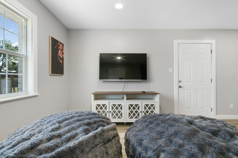Rivers Oaks-the Ranch House Pool & Hot-tub!