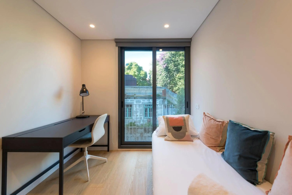LovelyStay - Primrose 2BR Flat with Free Parking, AC and Balcony