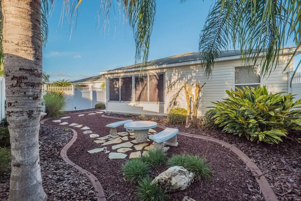 Estill Avenue 1240 by White Pelican VR