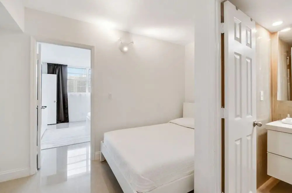 1 Bedroom +den Bay View Or620