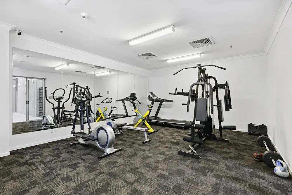 2-bed City Abode With Swimming Pool, Gym & Views