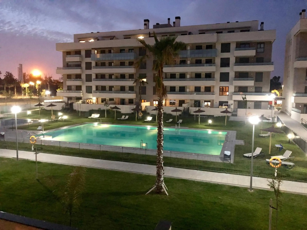 Playa Los Álamos, descanso y ocio en Torremolinos