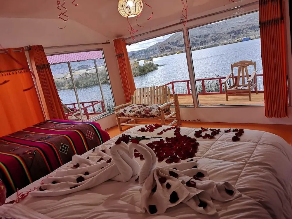 Uros Qhota Uta Lodge